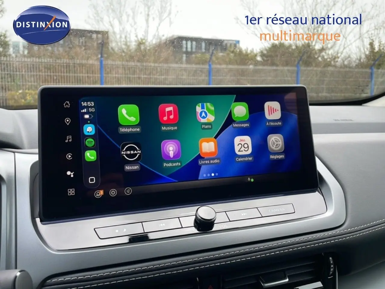 Écran tactile central du Nissan Qashqai 2025 affichant les applications connectées, vue intérieure frontale.