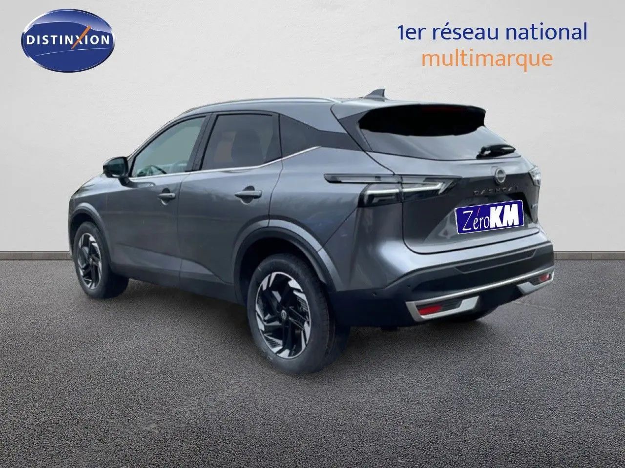 Vue 3/4 arrière droite du Nissan Qashqai 1.5 E-POWER gris squale métal avec jantes noires et détails modernes.