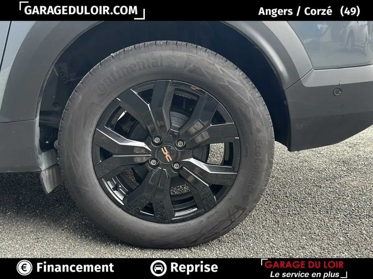 Gros plan sur la roue arrière droite du Dacia Jogger Extreme+ Hybrid 140 2025, jante noire au design moderne.