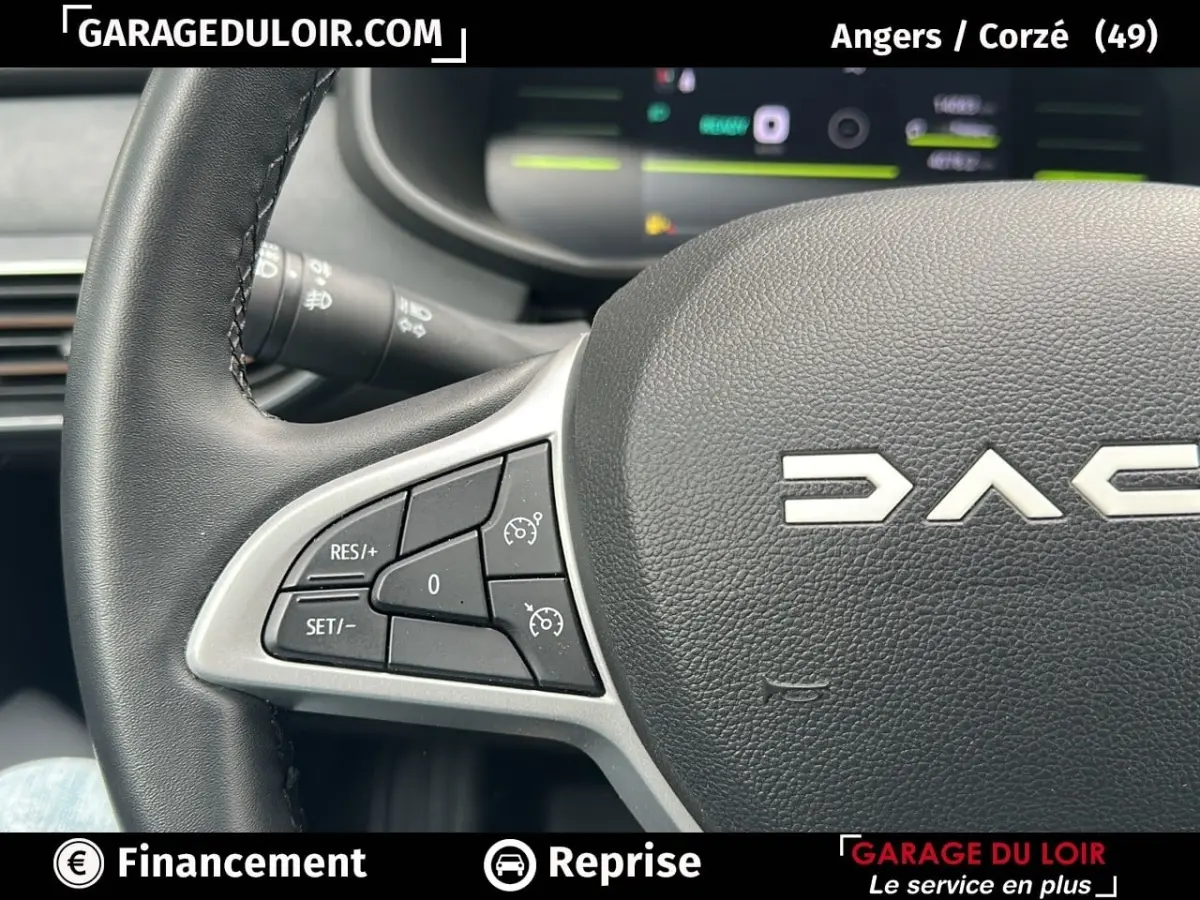 Gros plan sur le volant noir du Dacia Jogger Extreme+ Hybrid 140 2025 avec commandes de régulateur de vitesse.