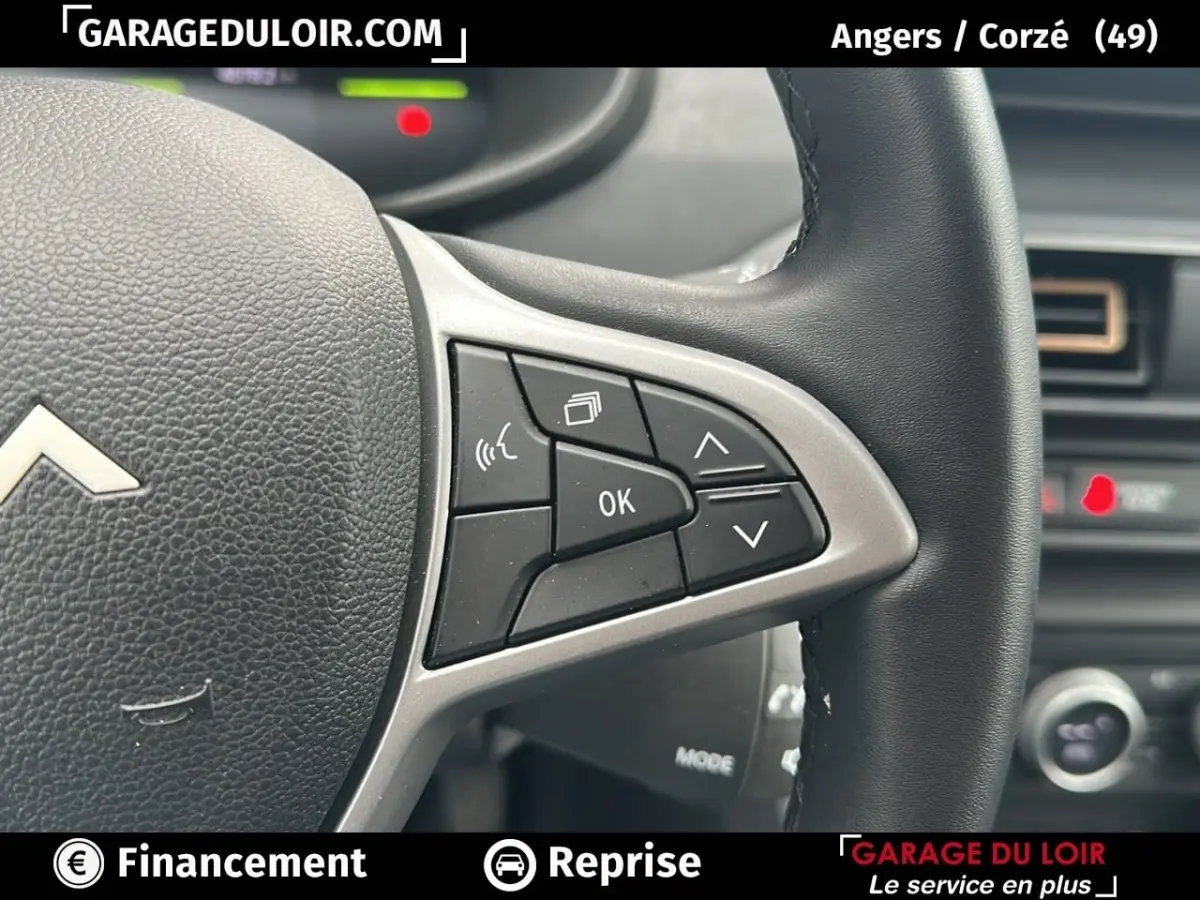 Gros plan sur les commandes au volant côté droit du Dacia Jogger Extreme+ Hybrid 140 2025, intérieur noir.