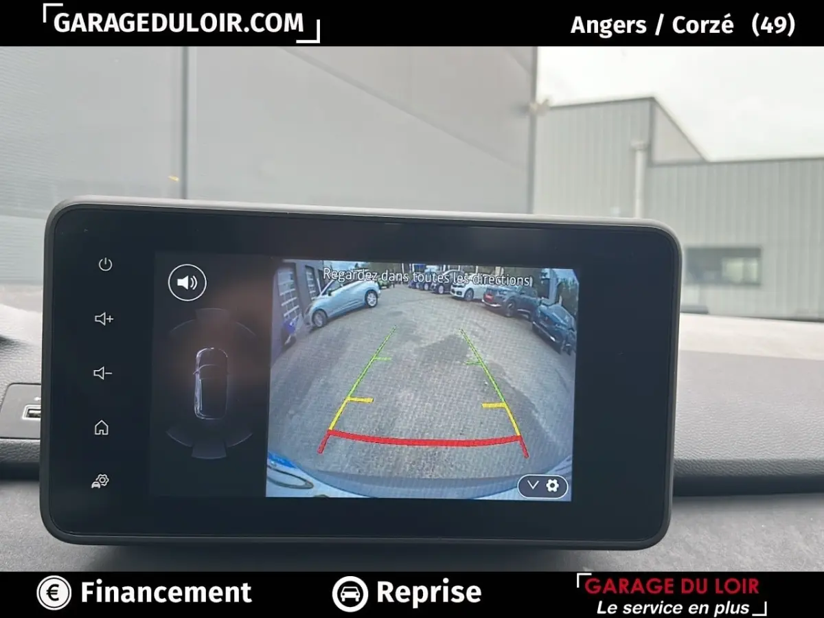 Écran de caméra de recul du Dacia Jogger Extreme+ Hybrid 140 2025 montrant l'arrière avec lignes de guidage colorées.