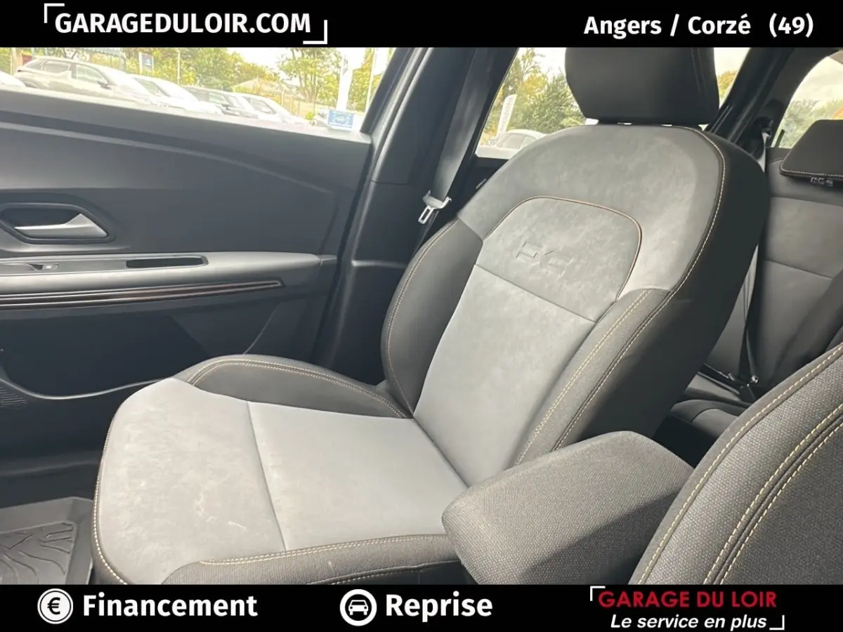 Vue intérieure côté droit du siège avant gris clair avec surpiqûres jaunes du Dacia Jogger Extreme+ Hybrid 2025.