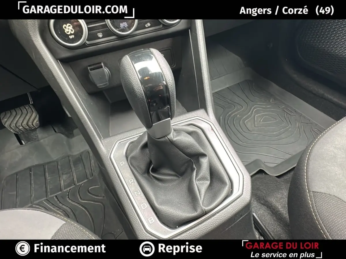 Gros plan sur la console centrale du Dacia Jogger Extreme+ Hybrid 140 2025, avec levier de vitesse automatique et tapis noirs.