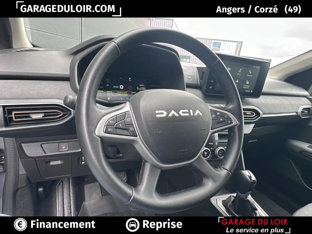 Vue intérieure centrée sur le volant noir du Dacia Jogger Extreme+ Hybrid 2025 avec tableau de bord digital et écran tactile.