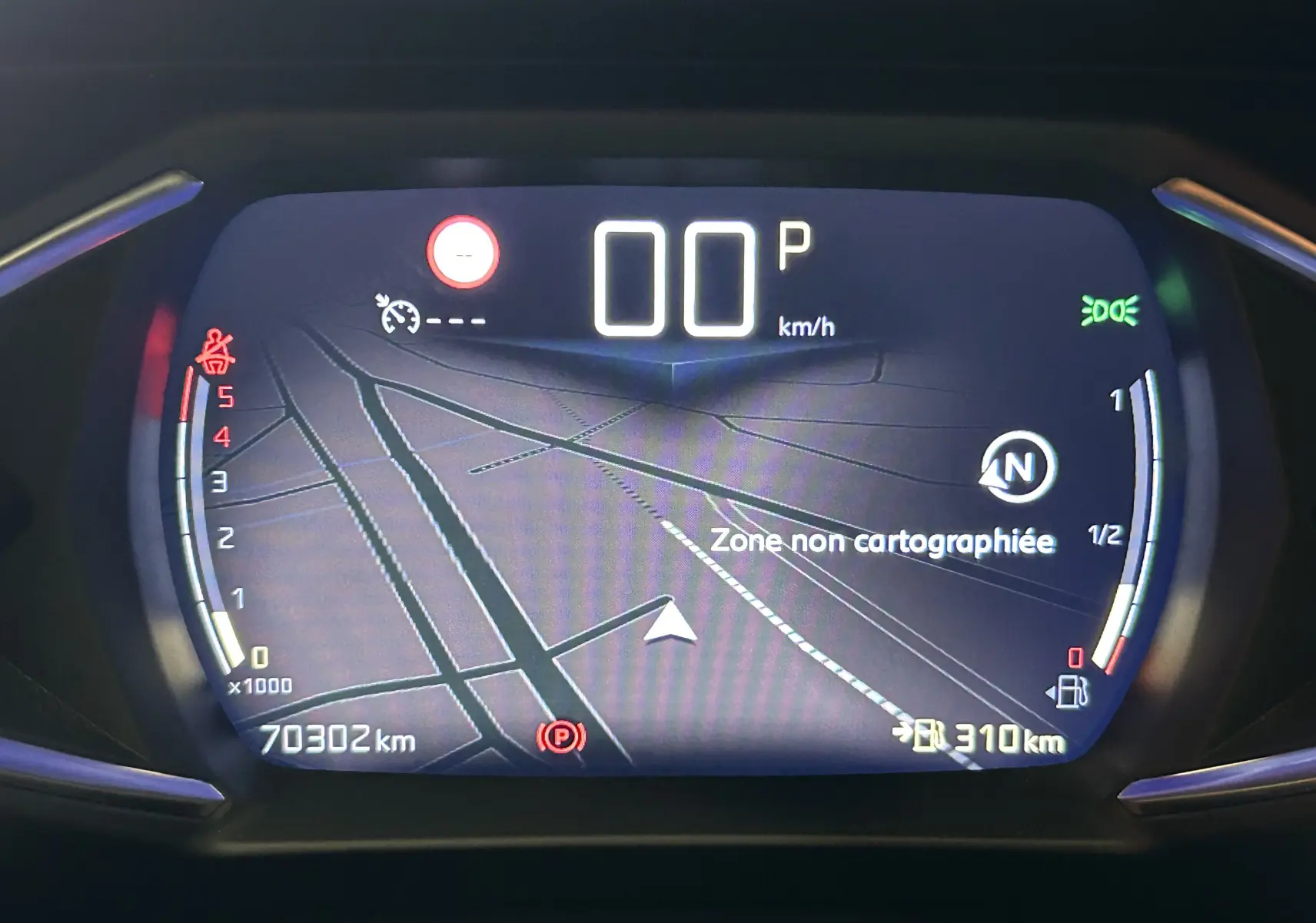 Tableau de bord numérique du DS3 Crossback bleu, affichant la vitesse à 0 km/h et la navigation en zone non cartographiée.