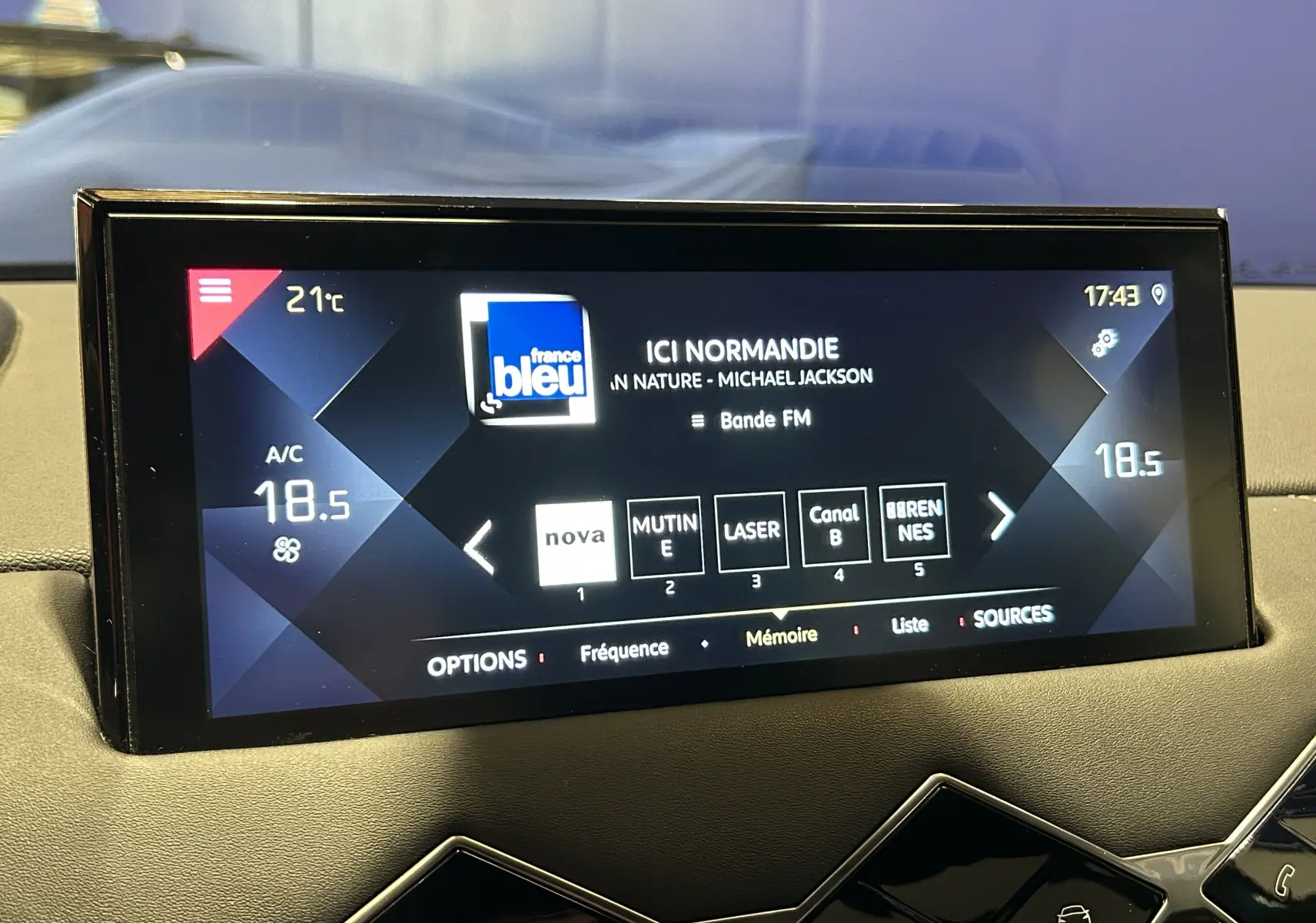 Écran tactile central du DS3 Crossback bleu Millenium affichant la radio France Bleu et la climatisation à 18,5°C.