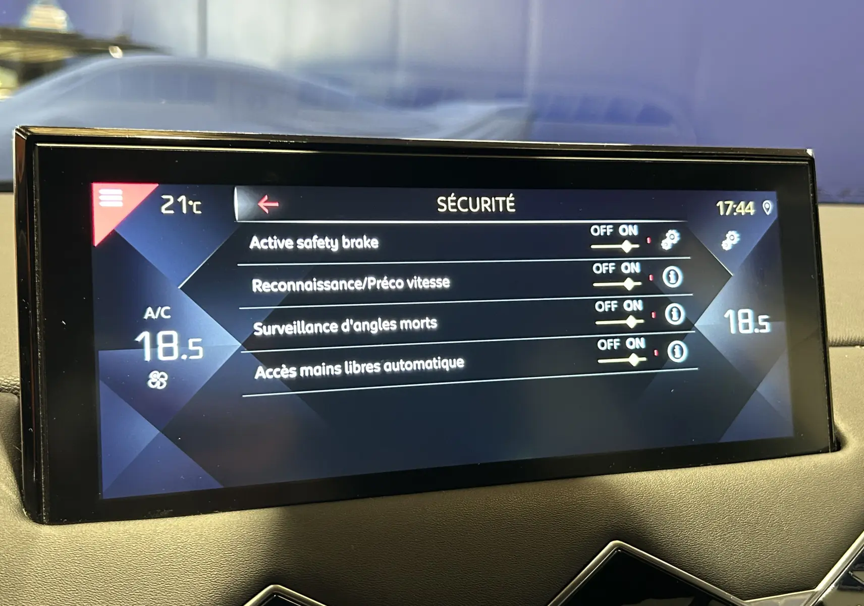 Écran tactile central du DS3 Crossback affichant les options de sécurité avec interface moderne et fond sombre.