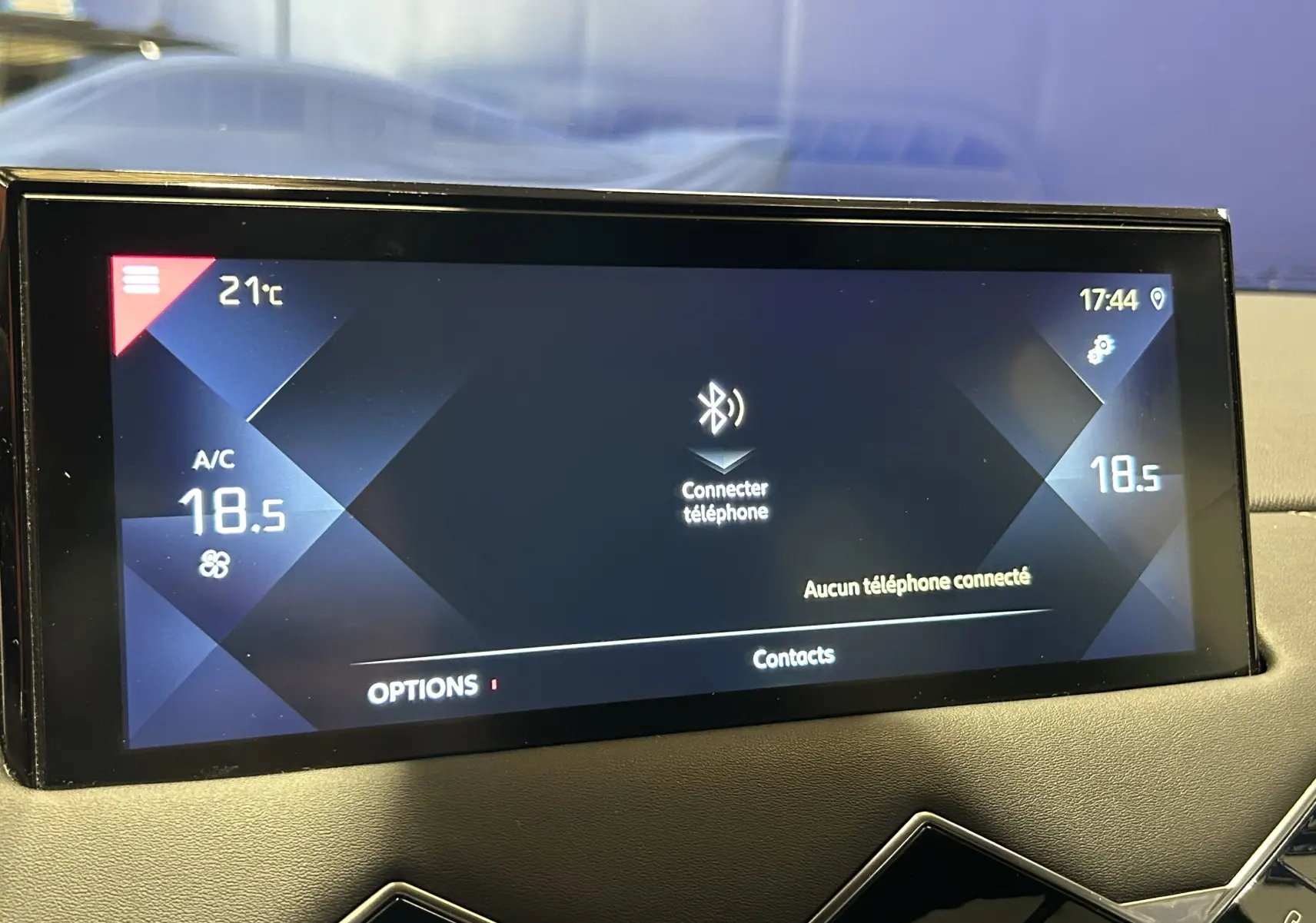 Écran tactile central du tableau de bord du DS3 Crossback affichant la température et la connexion Bluetooth.