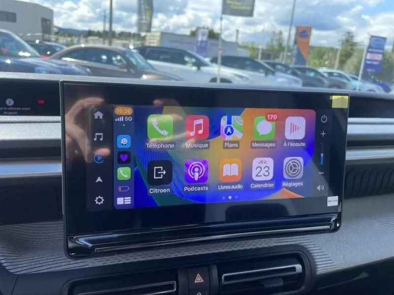 Écran tactile central du tableau de bord de la Citroën C3 Nouvelle 2025, affichant les applications connectées.