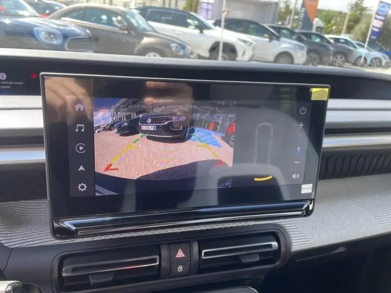 Vue intérieure sur l'écran de recul de la Citroën C3 Nouvelle blanche, montrant l'arrière en stationnement.