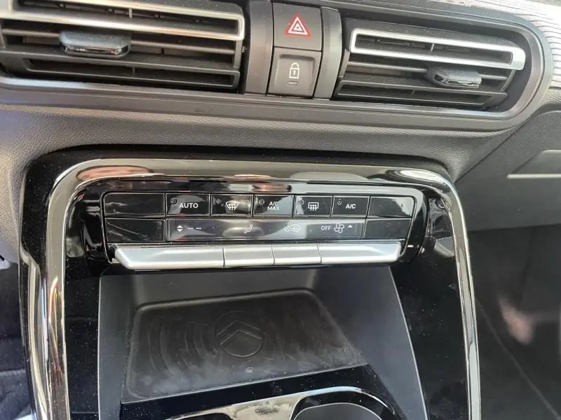 Vue rapprochée de la console centrale noire de la Citroën C3 Nouvelle 2025, avec commandes climatisation et aérateurs.