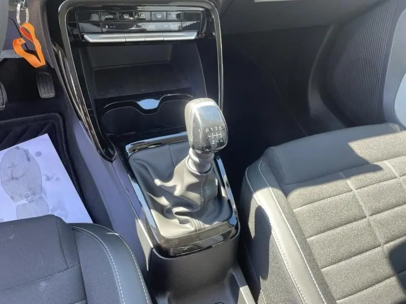 Vue rapprochée de la console centrale de la Citroën C3 Nouvelle blanche 2025, avec levier de vitesse manuel et sièges noirs.