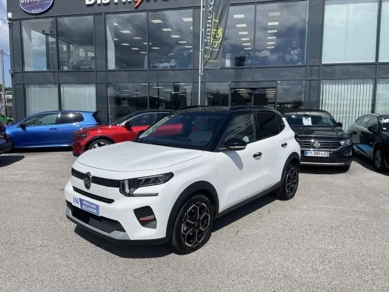 Citroën C3 Nouvelle 1.2 Turbo 100 cv blanc vue 3/4 avant avec toit noir et jantes noires en concession.