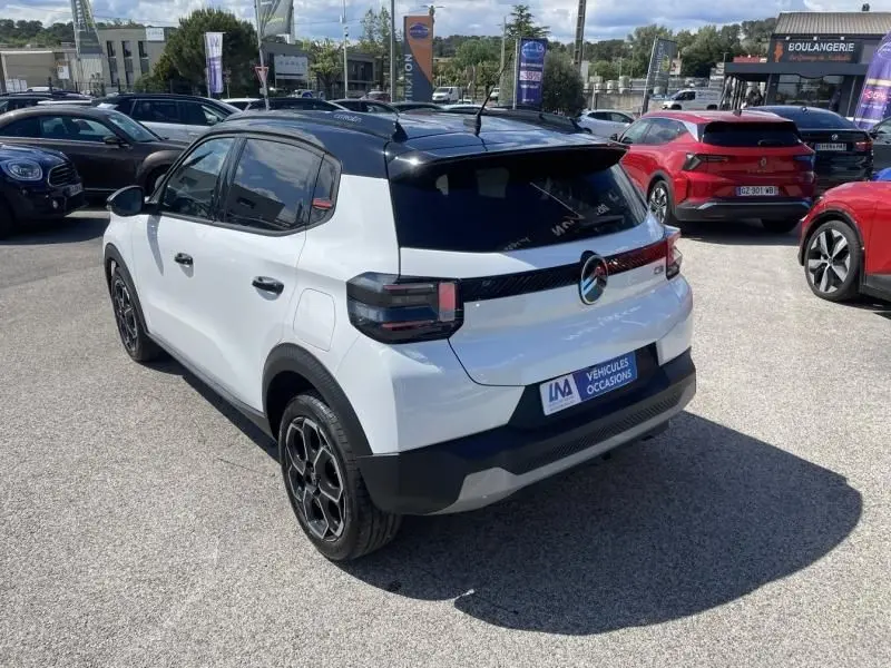 Vue 3/4 arrière droite d'une Citroën C3 Nouvelle blanche 2025 avec toit noir et feux arrière distinctifs.