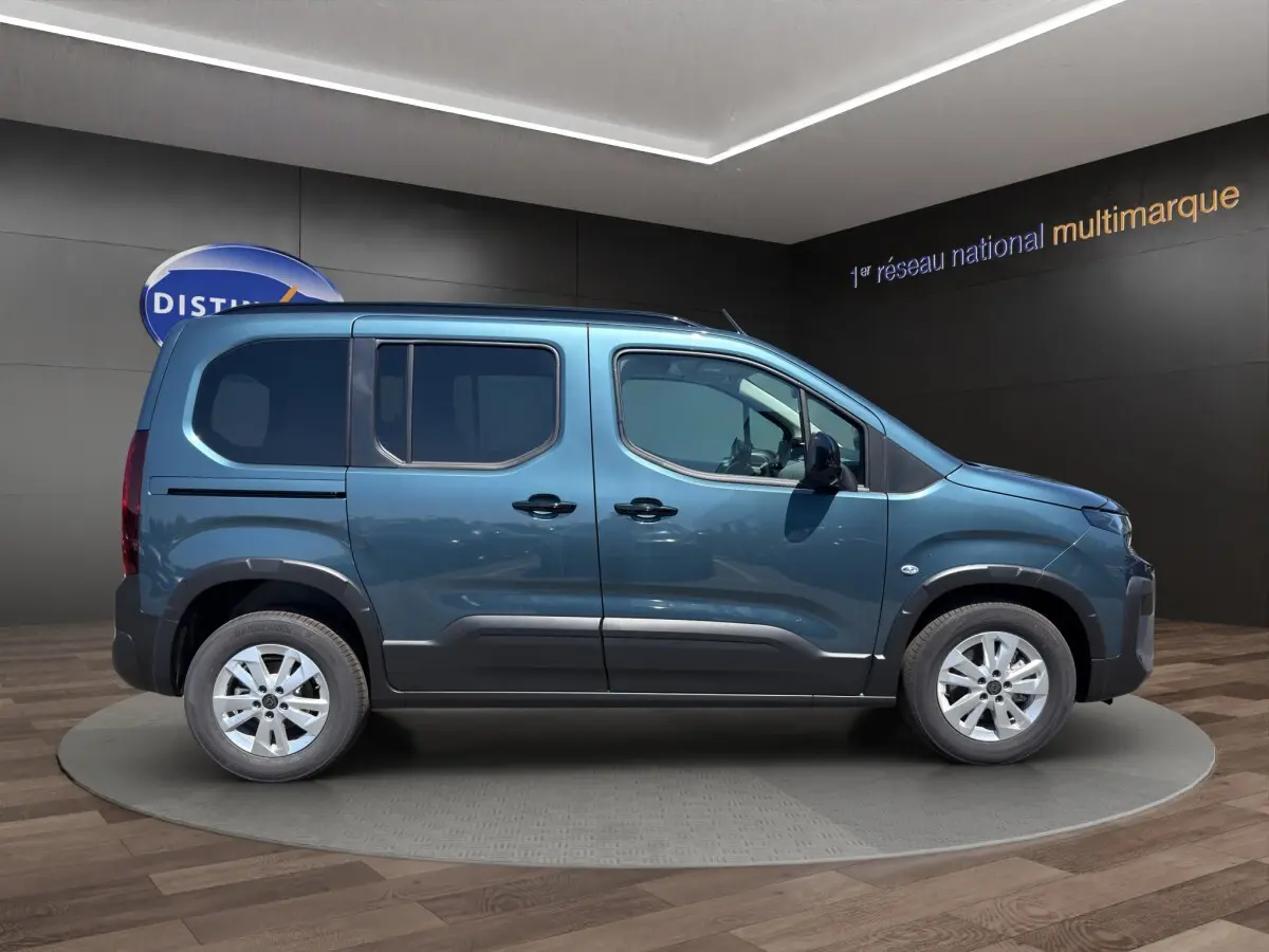 Peugeot Rifter bleu vue de profil côté gauche, avec portes coulissantes et jantes alliage visibles.