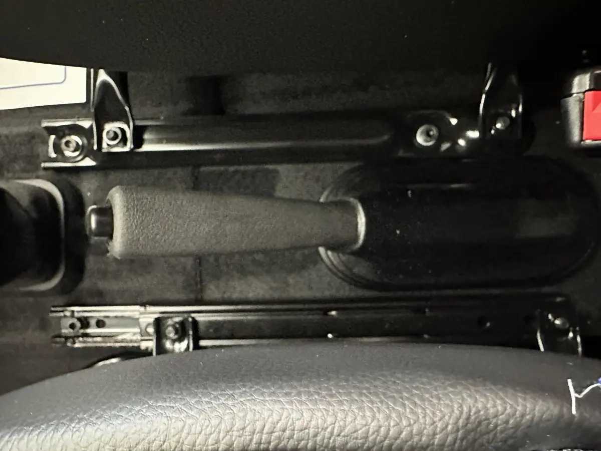 Levier de frein à main en gros plan sur la console centrale d'une Aixam Ambition 0.5 City Pack 2025.