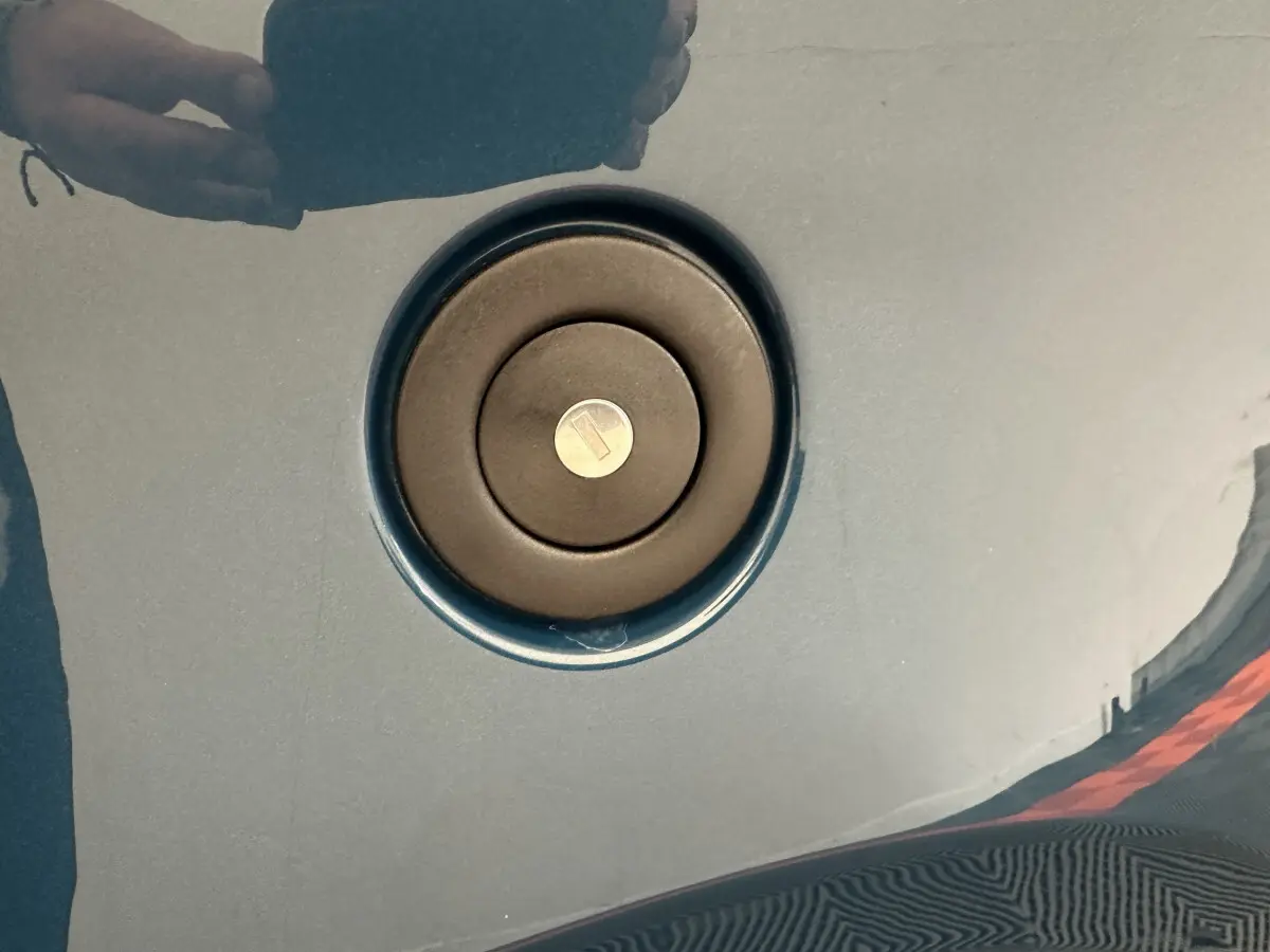 Gros plan sur la trappe de réservoir bleu d'une Aixam Ambition 0.5 City Pack diesel 2025.