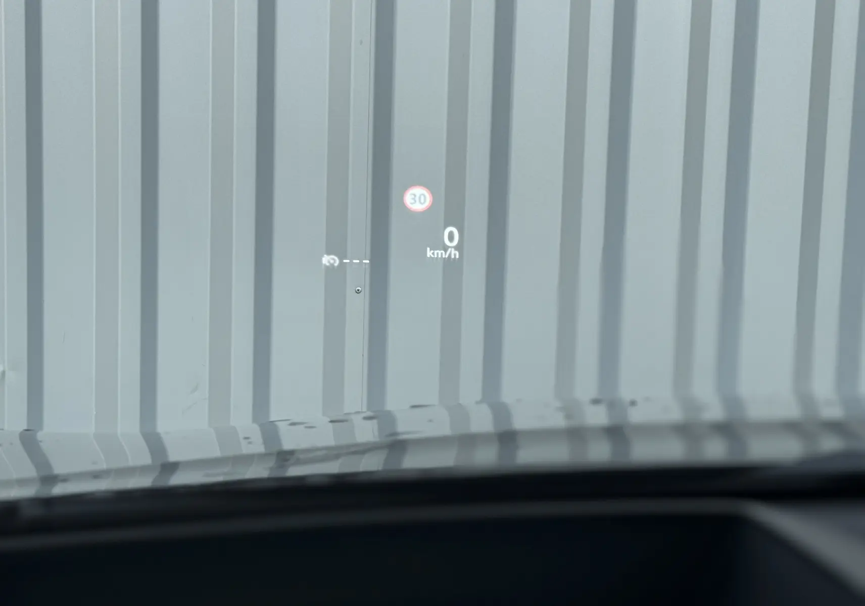 Affichage tête haute montrant la limitation à 30 km/h et la vitesse 0 km/h sur un Nissan Qashqai gris, vue depuis l'intérieur.