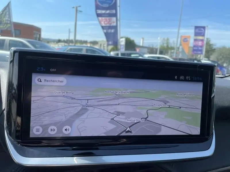Écran tactile du système de navigation intérieur du Peugeot 2008 gris métal, affichant une carte en mode 3D.