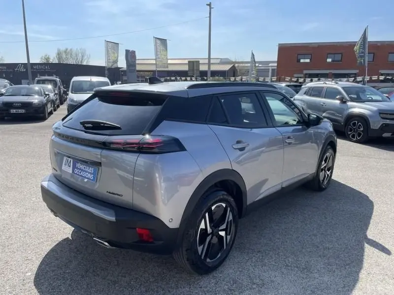 Peugeot 2008 gris métal en vue 3/4 arrière droit, avec toit noir et jantes alliage distinctives.