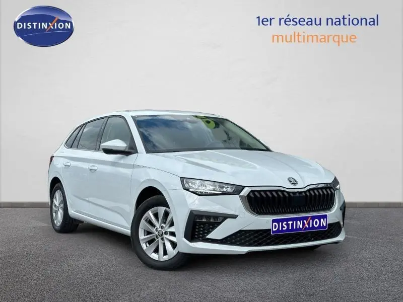 Vue 3/4 avant d'une Skoda Scala blanche Cristal avec calandre noire et jantes alliage argentées.