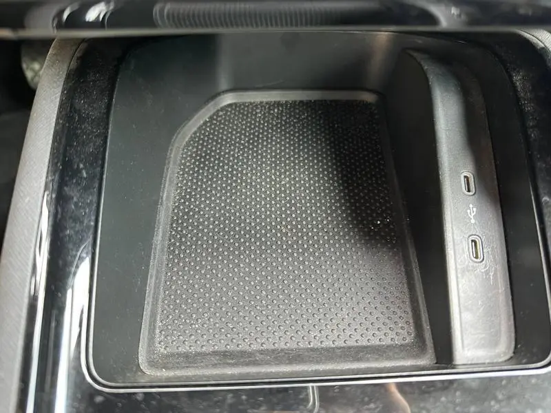 Vue rapprochée de la console centrale noire avec zone de charge et ports USB-C dans une Skoda Scala blanc cristal.