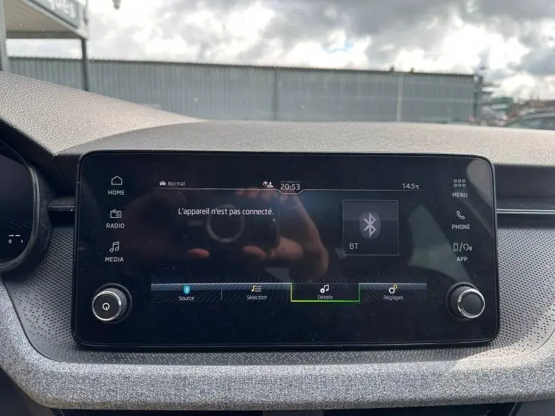 Écran tactile central du tableau de bord de la Skoda Scala blanc cristal, affichant le menu Bluetooth.