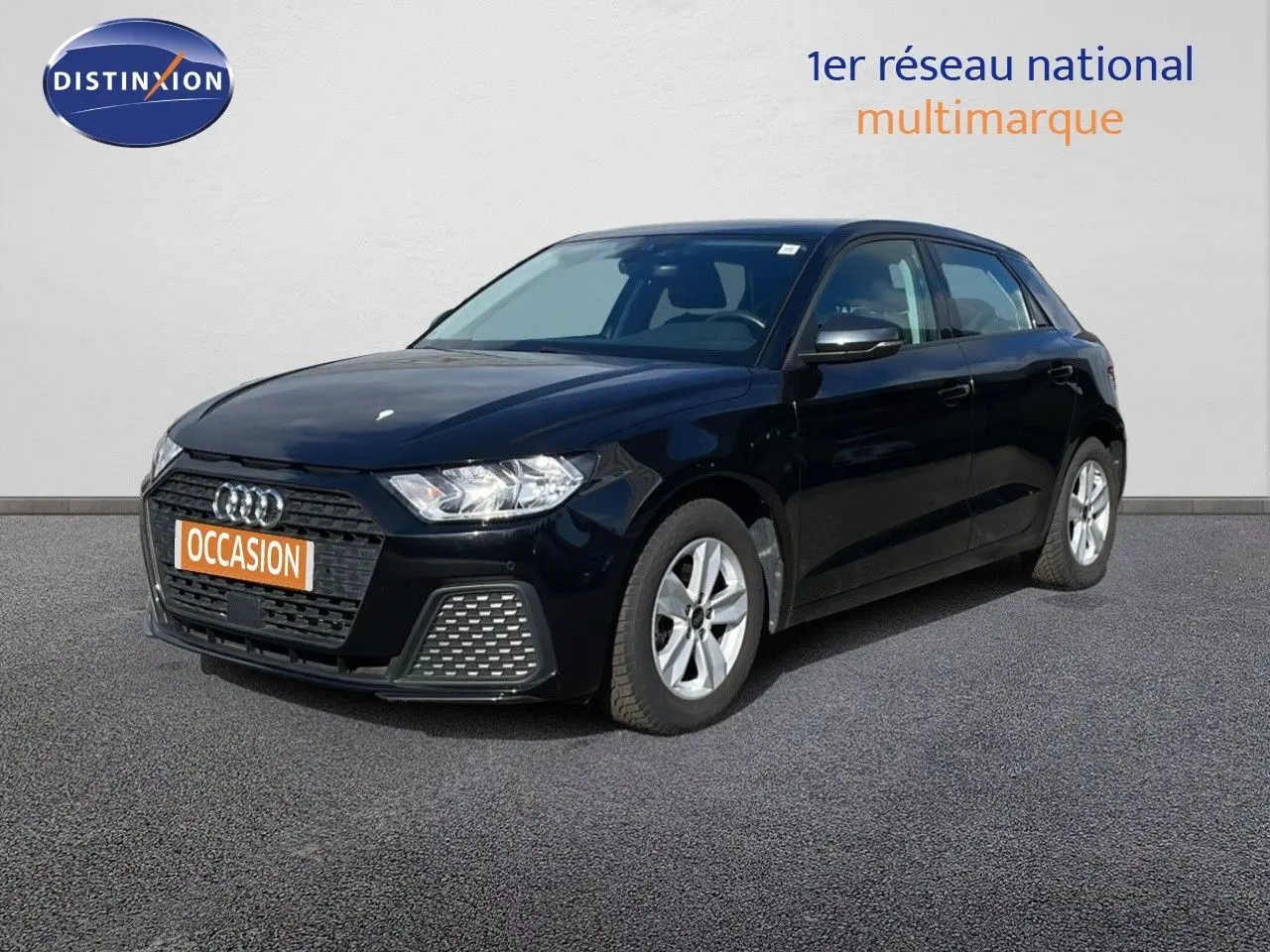 Audi A1 Sportback noir mythe métal vue 3/4 avant droit sur fond neutre avec plaque "OCCASION" orange.