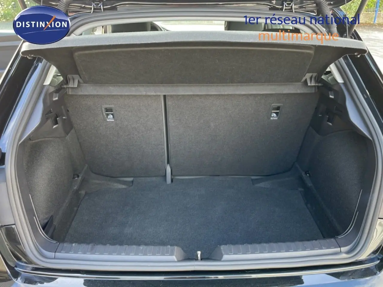 Coffre ouvert d’une Audi A1 Sportback noir mythe métal, vue arrière montrant l’espace de chargement vide.