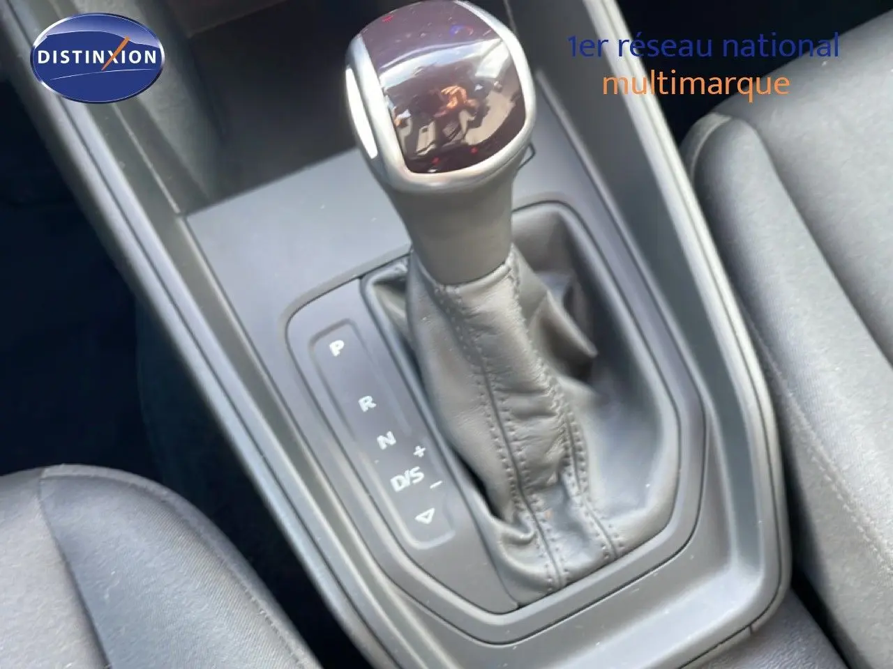 Gros plan sur le levier de vitesses automatique en cuir noir de l'Audi A1 Sportback 30 TFSI 2023.