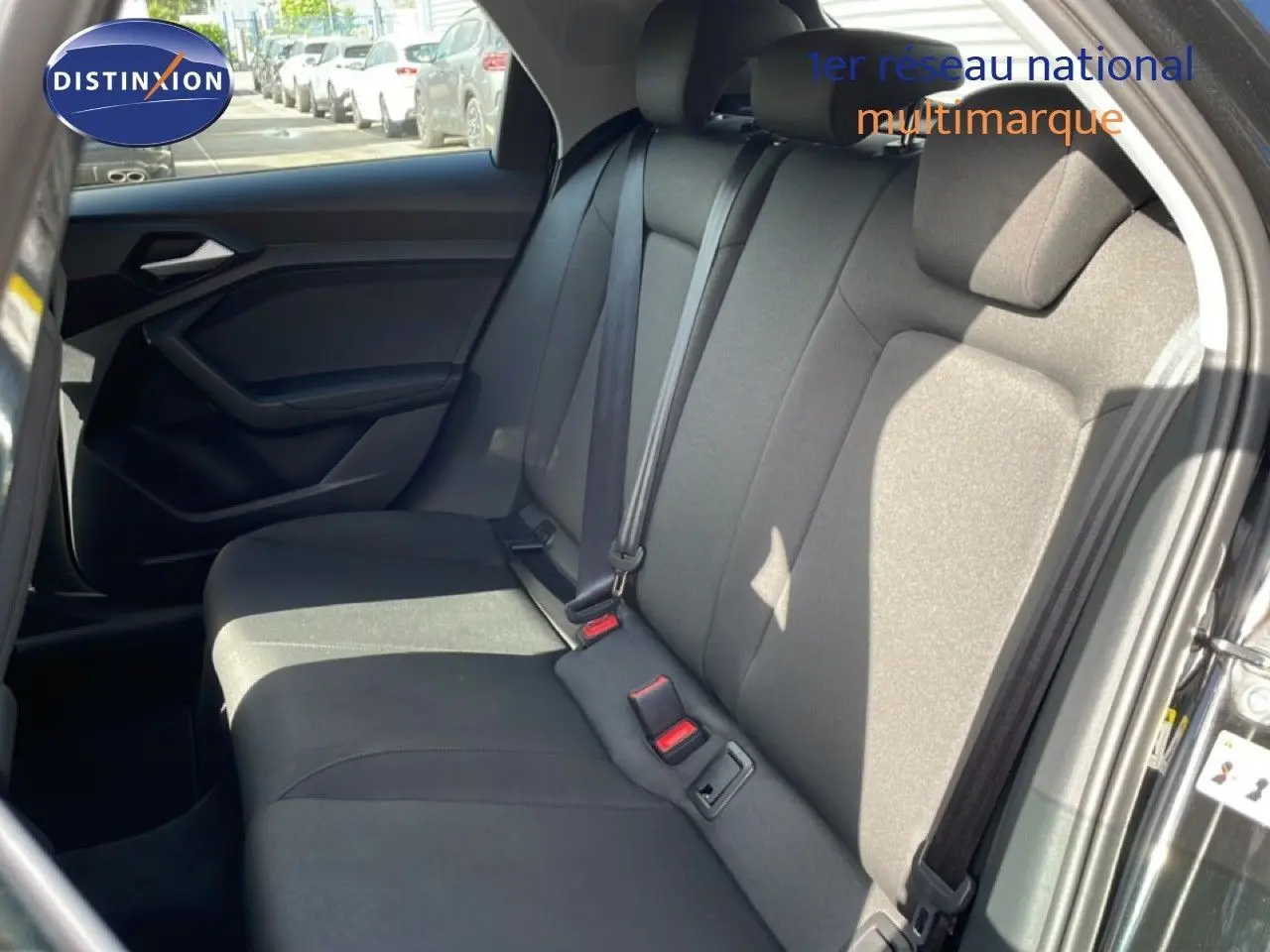 Vue intérieure côté droit des sièges arrière en tissu noir d'une Audi A1 Sportback 2023 noir Mythe Metal.