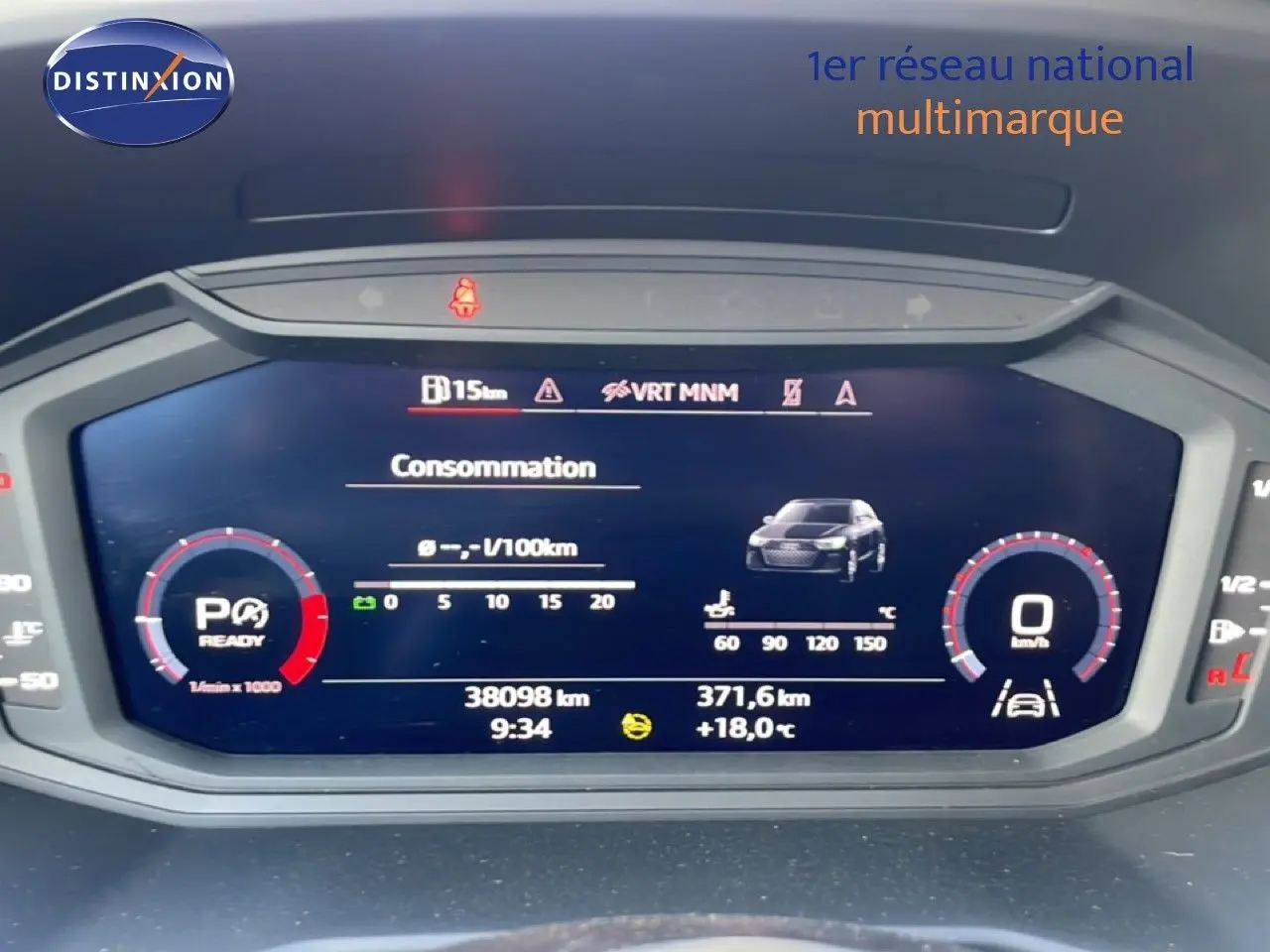 Tableau de bord numérique de l'Audi A1 Sportback 2023 affichant consommation, kilométrage et température extérieure.