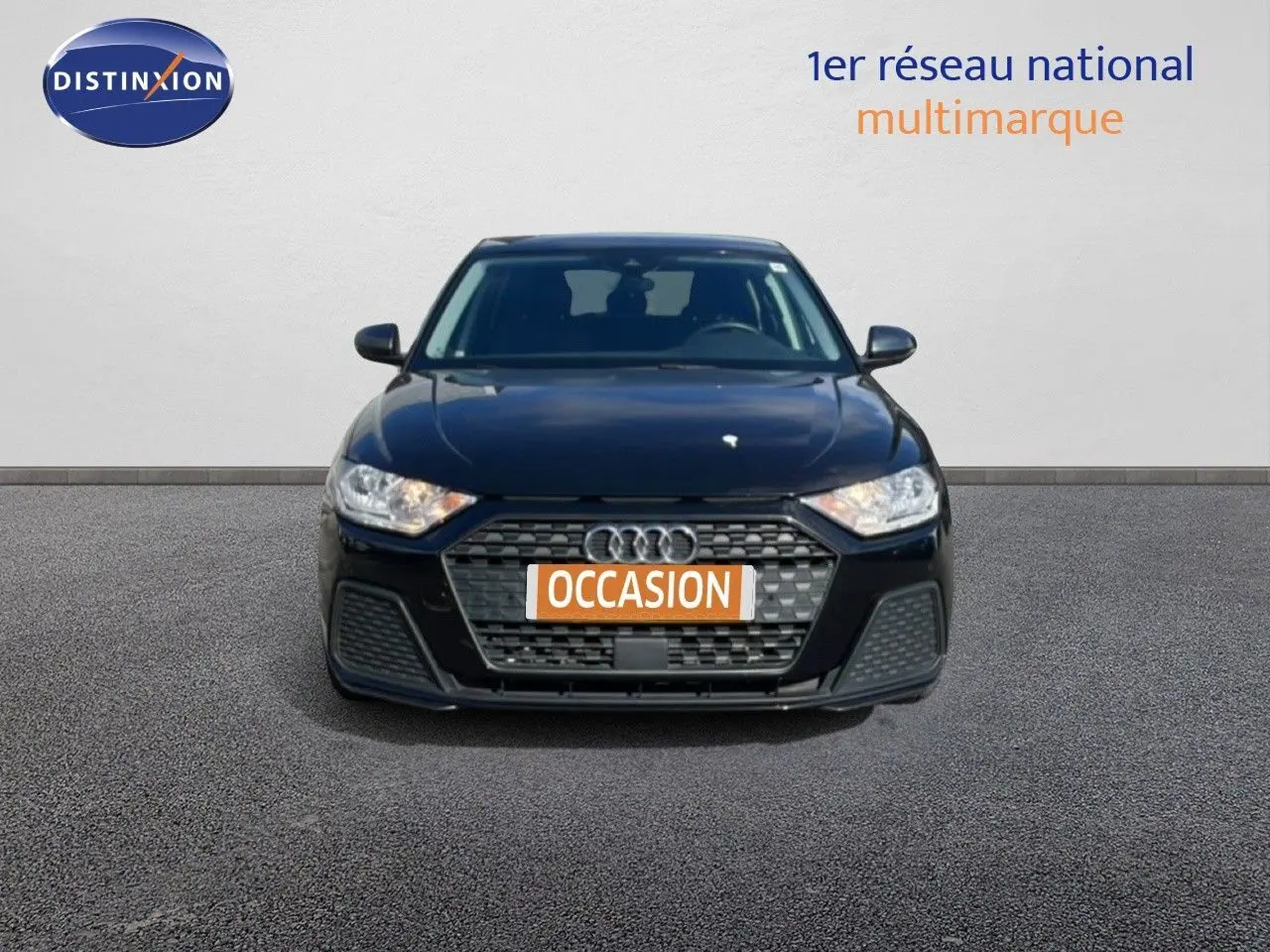 Audi A1 Sportback noir mythe metal vue de face avec calandre hexagonale et phares allumés.
