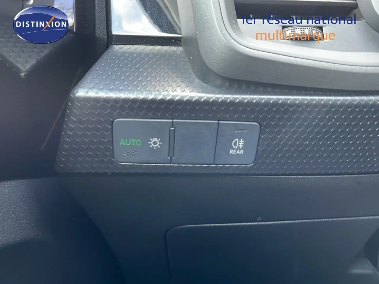 Détail du tableau de bord avec commandes d’éclairage sur finition noire texturée de l’Audi A1 Sportback 2023.