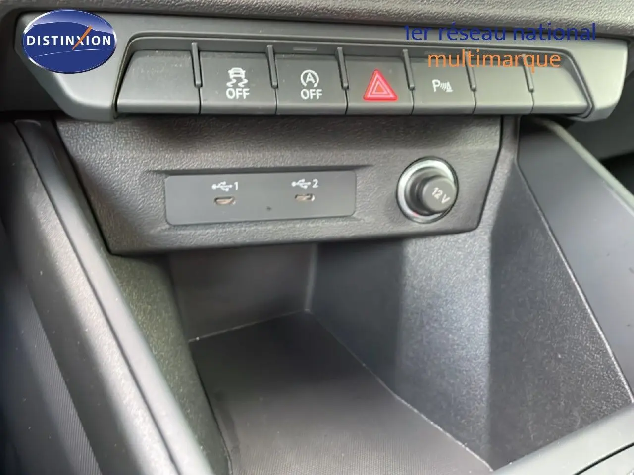 Gros plan sur la console centrale de l'Audi A1 Sportback 2023, montrant les ports USB et les boutons de commande.