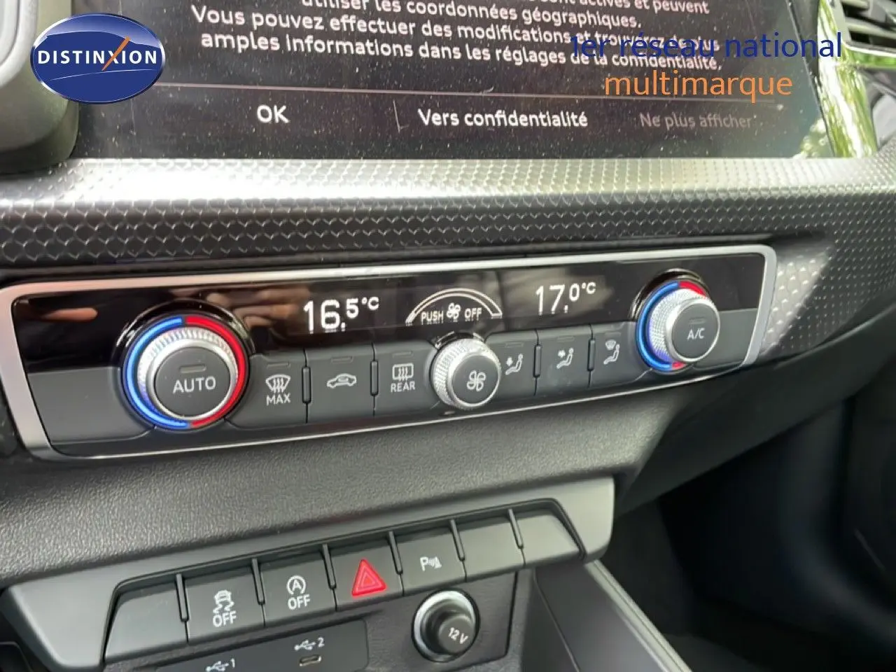 Gros plan sur la commande de climatisation digitale de l’Audi A1 Sportback 2023 avec réglages de température et boutons fonctionnels.