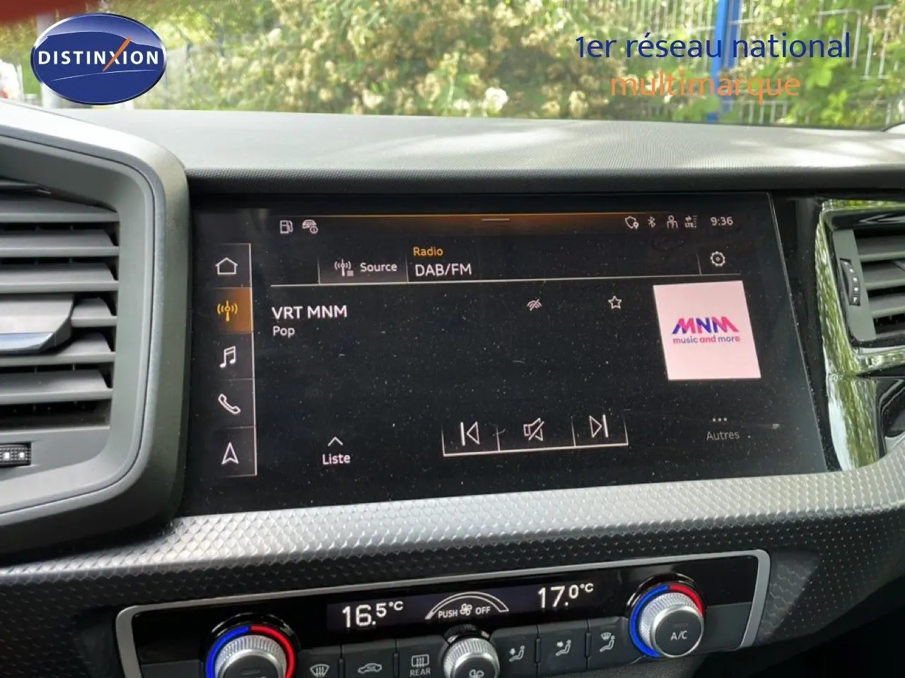 Vue rapprochée de l’écran multimédia et de la console de climatisation d’une Audi A1 Sportback noire, intérieur moderne.