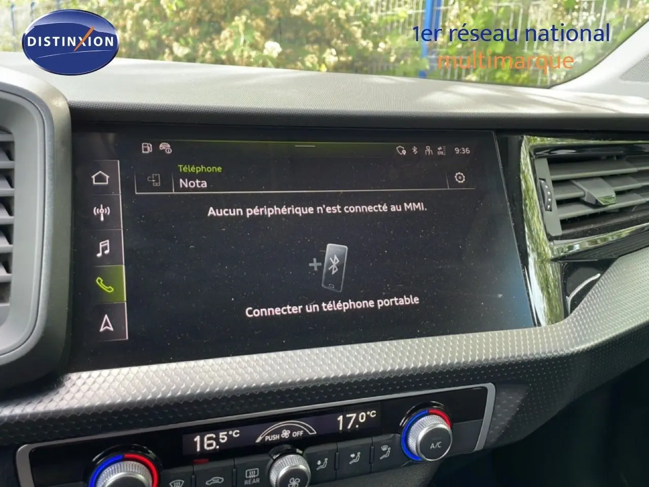 Vue rapprochée de l’écran central tactile et de la console de climatisation d’une Audi A1 Sportback 2023, intérieur noir.