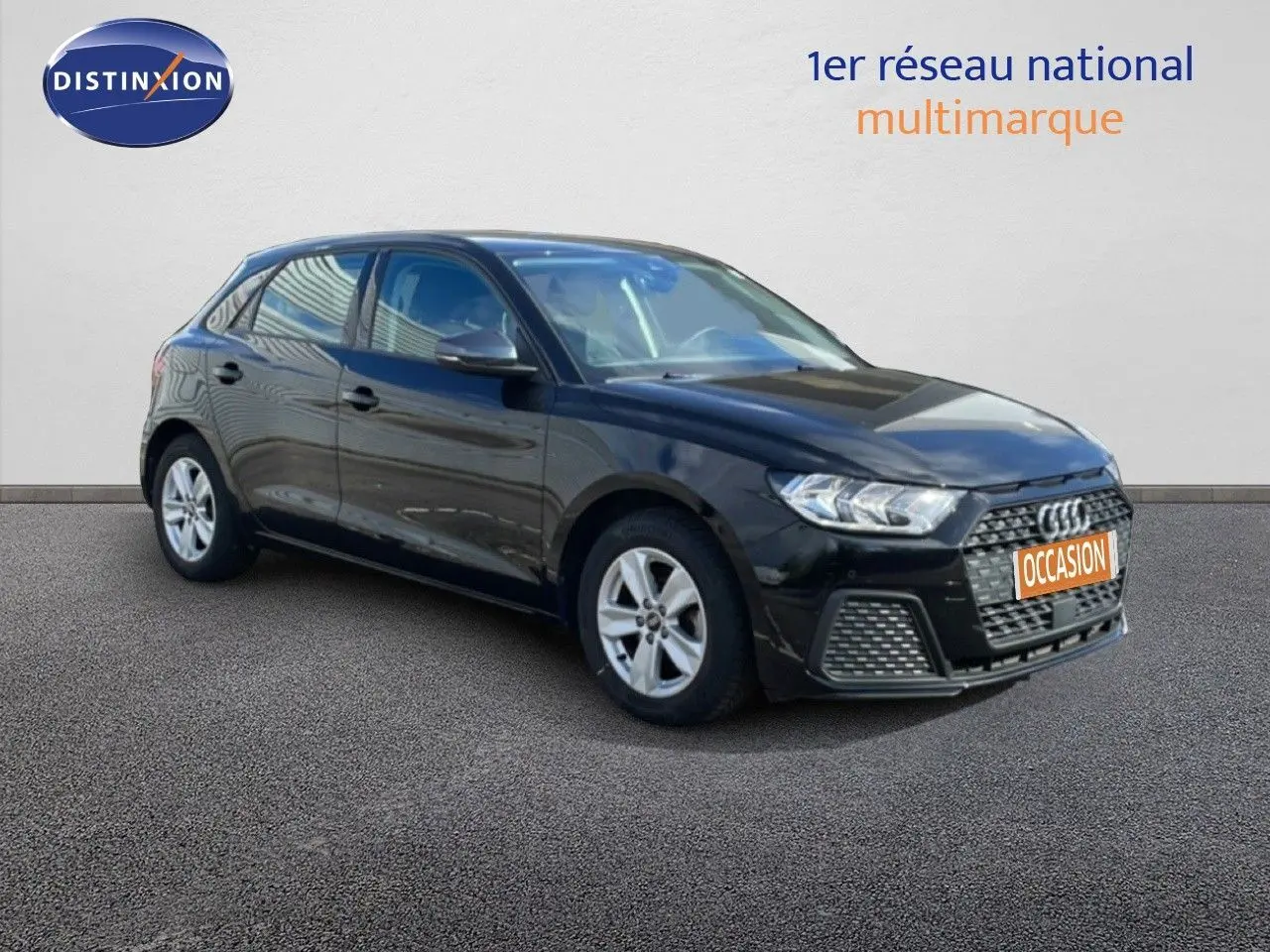 Audi A1 Sportback noir mythe métal vue 3/4 avant droit, avec calandre hexagonale et jantes argentées.