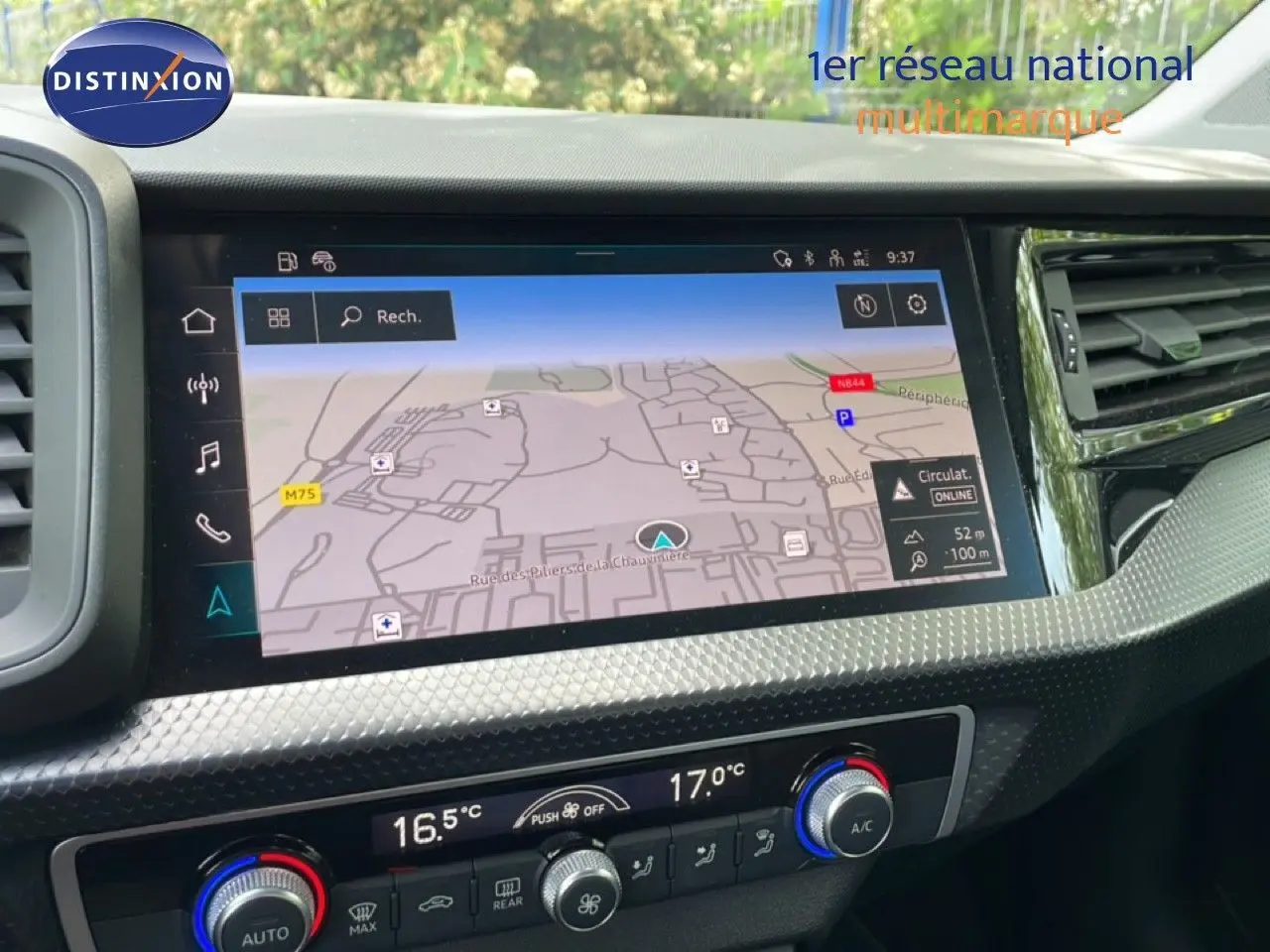 Vue rapprochée de l’écran tactile central et de la console de climatisation d’une Audi A1 Sportback noire, affichant un GPS.