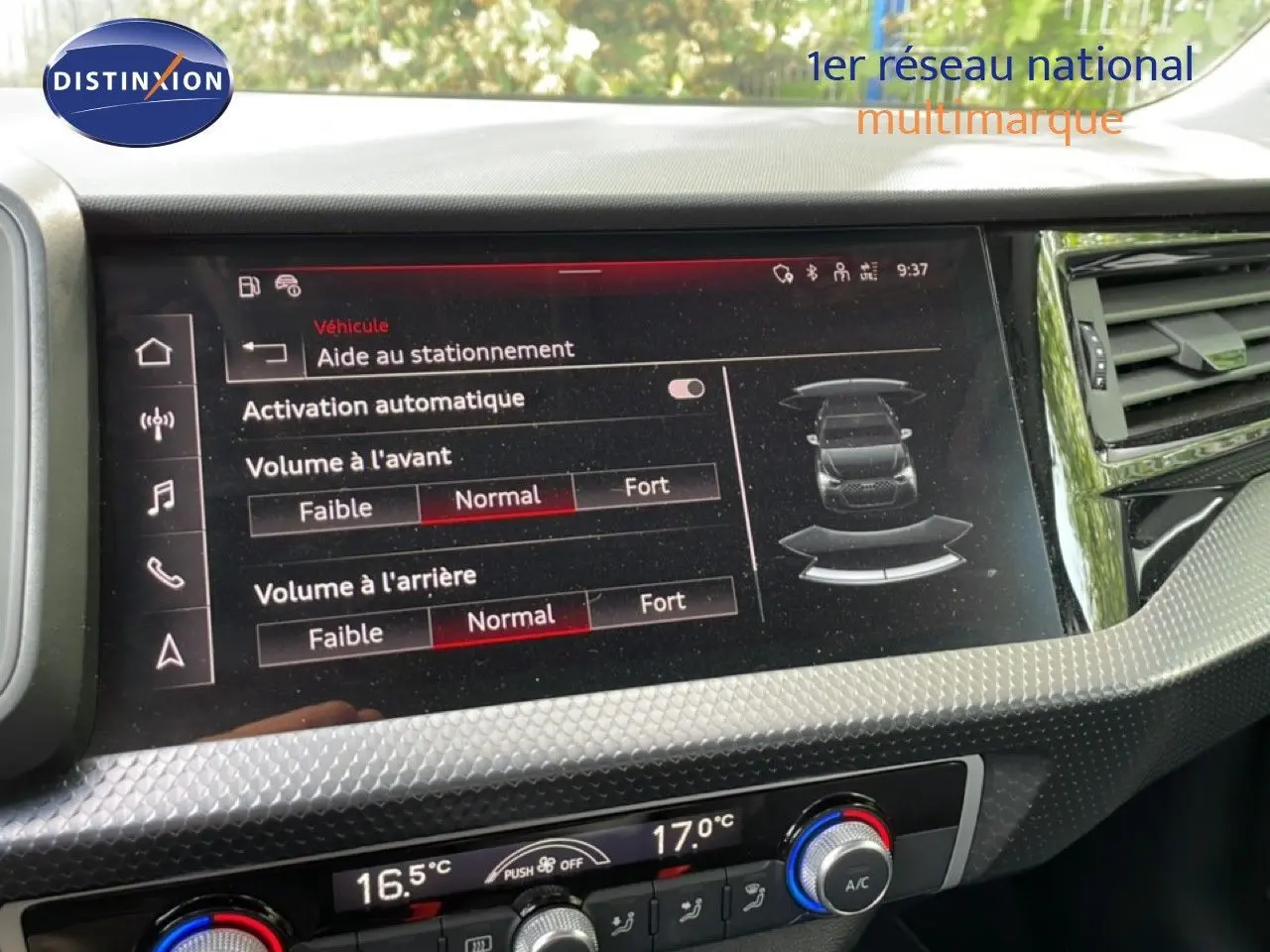 Vue rapprochée de l’écran tactile central de l’Audi A1 Sportback 2023 noir mythe métal, affichant l’aide au stationnement.