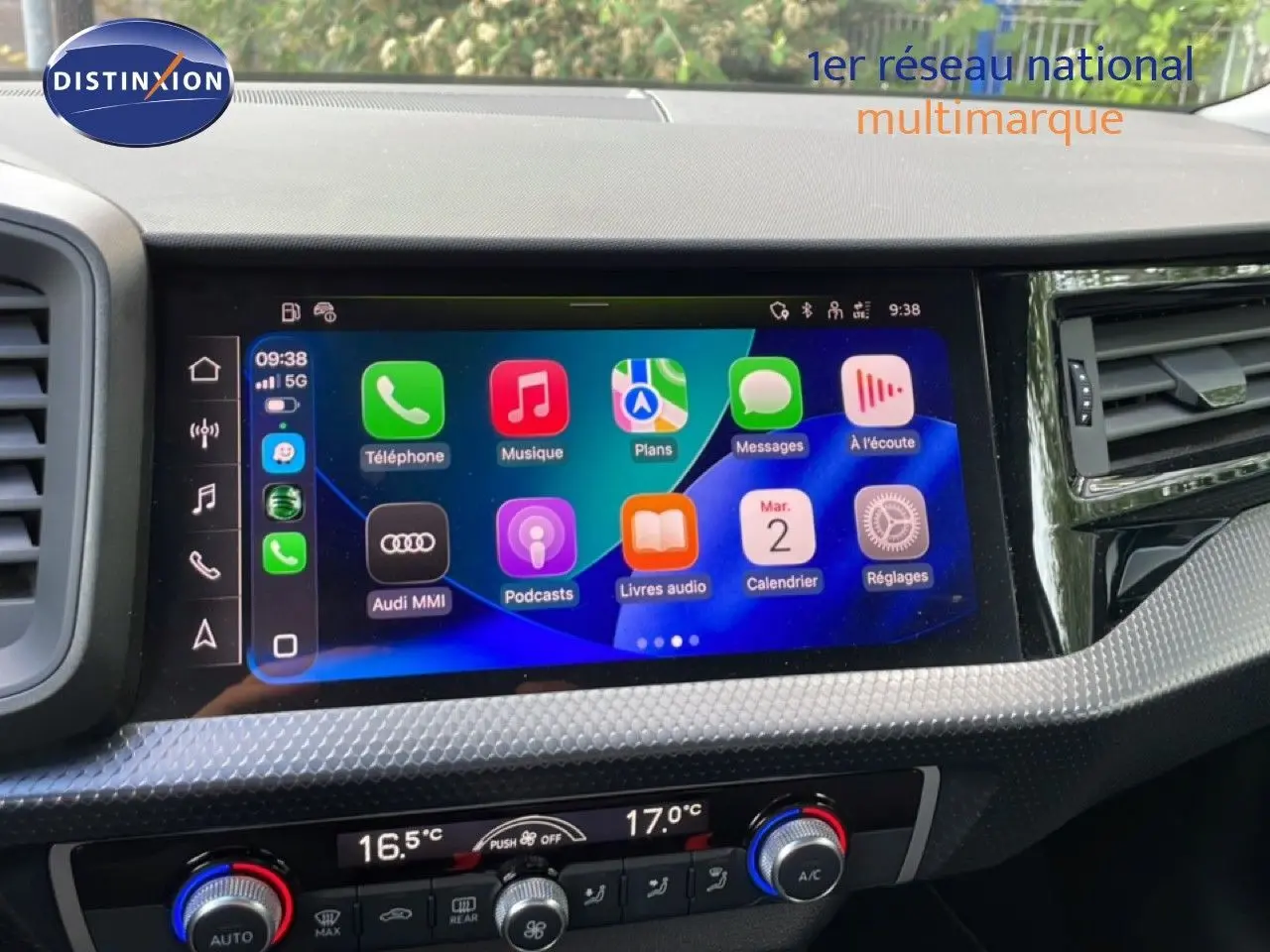 Vue rapprochée de l’écran tactile central de l’Audi A1 Sportback 2023 noir Mythe Metal avec interface multimédia colorée.