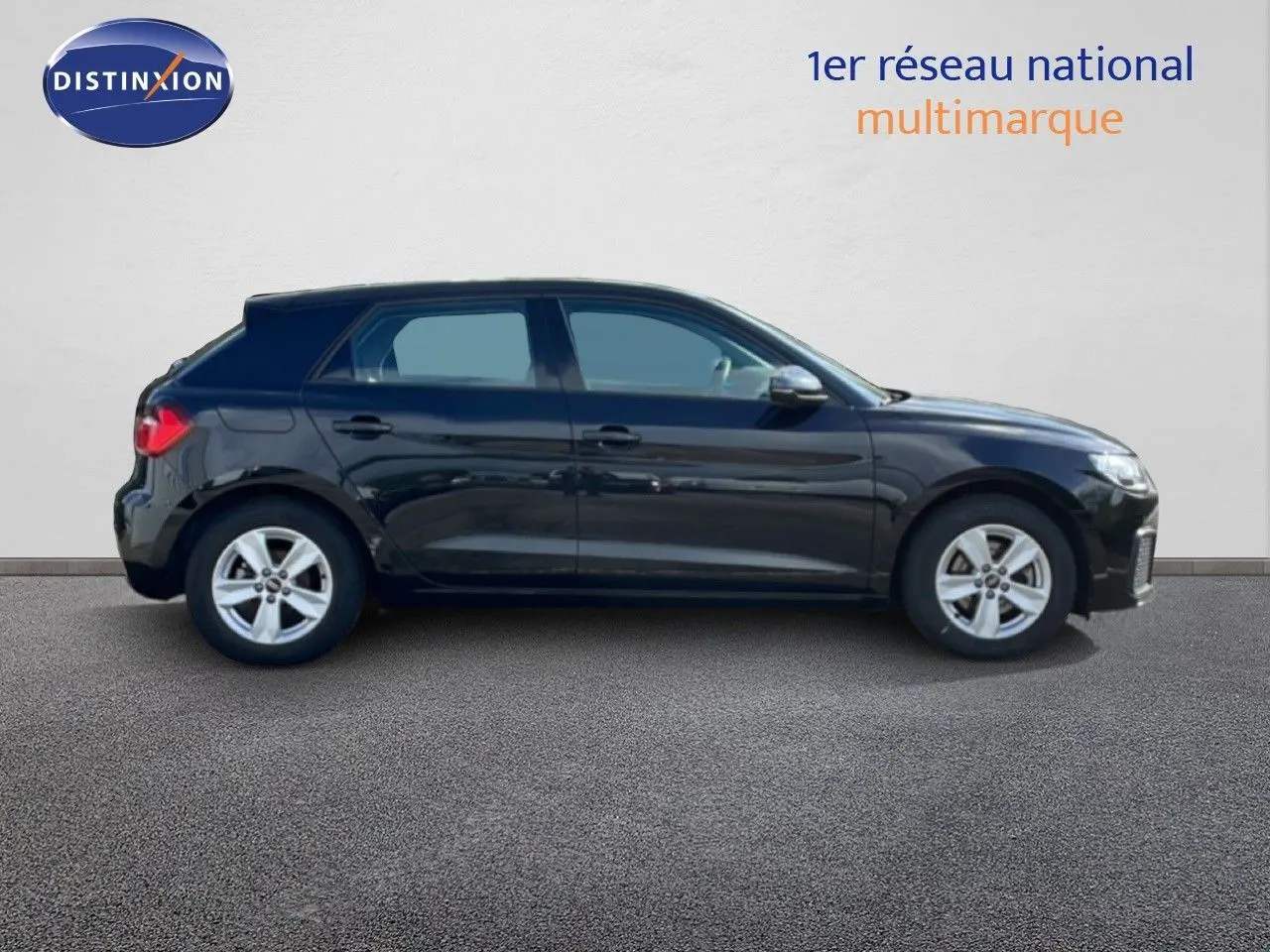 Profil droit d'une Audi A1 Sportback 30 TFSI 110ch noire Mythe Metal, avec jantes alliage et vitres teintées.