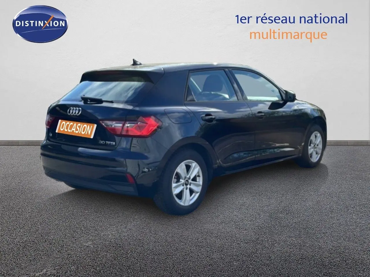 Audi A1 Sportback noir mythe metal vue 3/4 arrière droit, mettant en valeur ses lignes compactes et ses feux arrière LED.