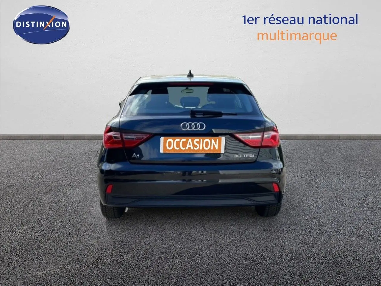 Vue arrière d'une Audi A1 Sportback 30 TFSI noire Mythe Metal avec feux arrière LED et plaque "OCCASION".