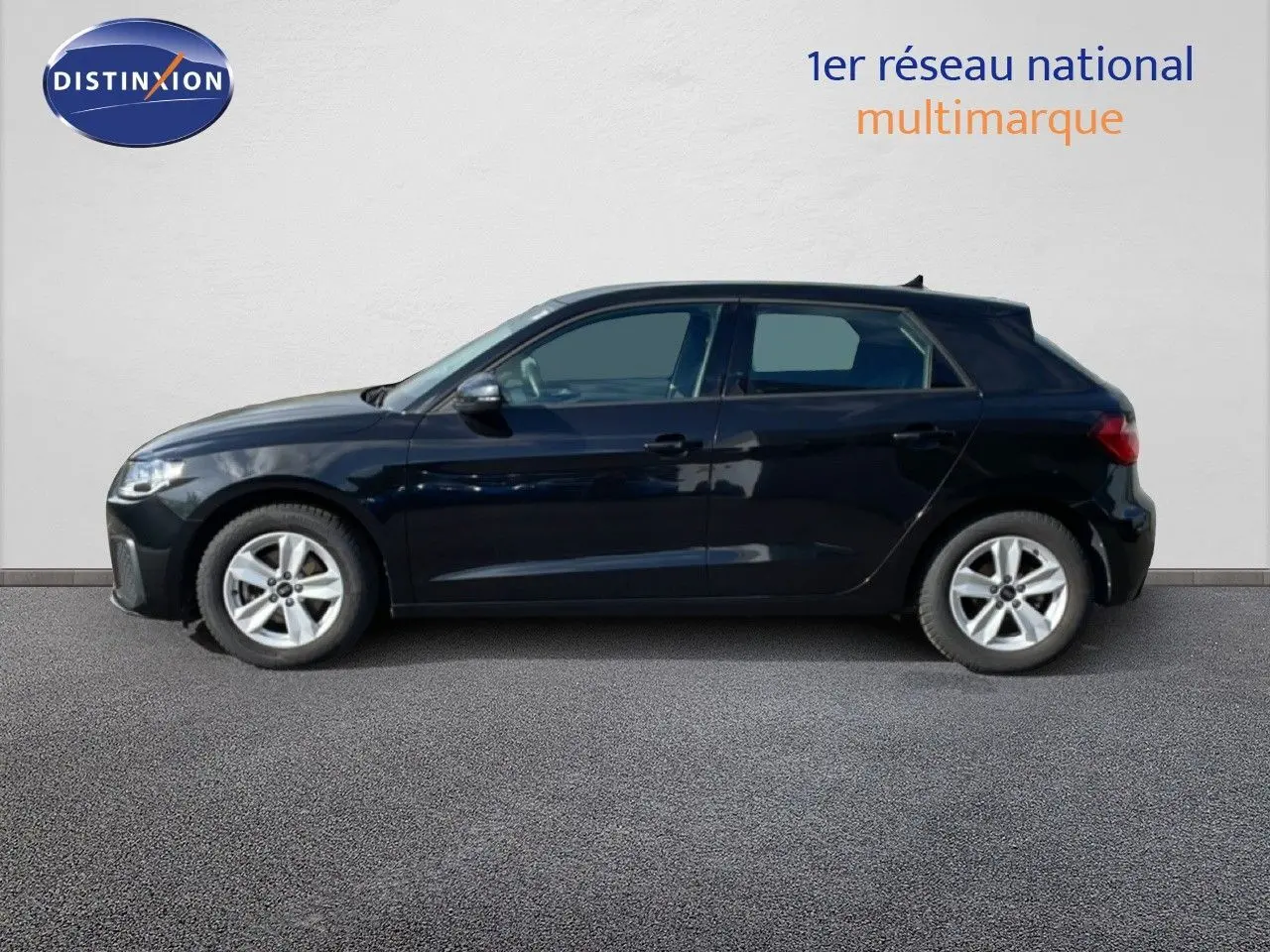Audi A1 Sportback noir mythe métal vue de profil côté gauche sur fond neutre, mettant en valeur ses lignes compactes.