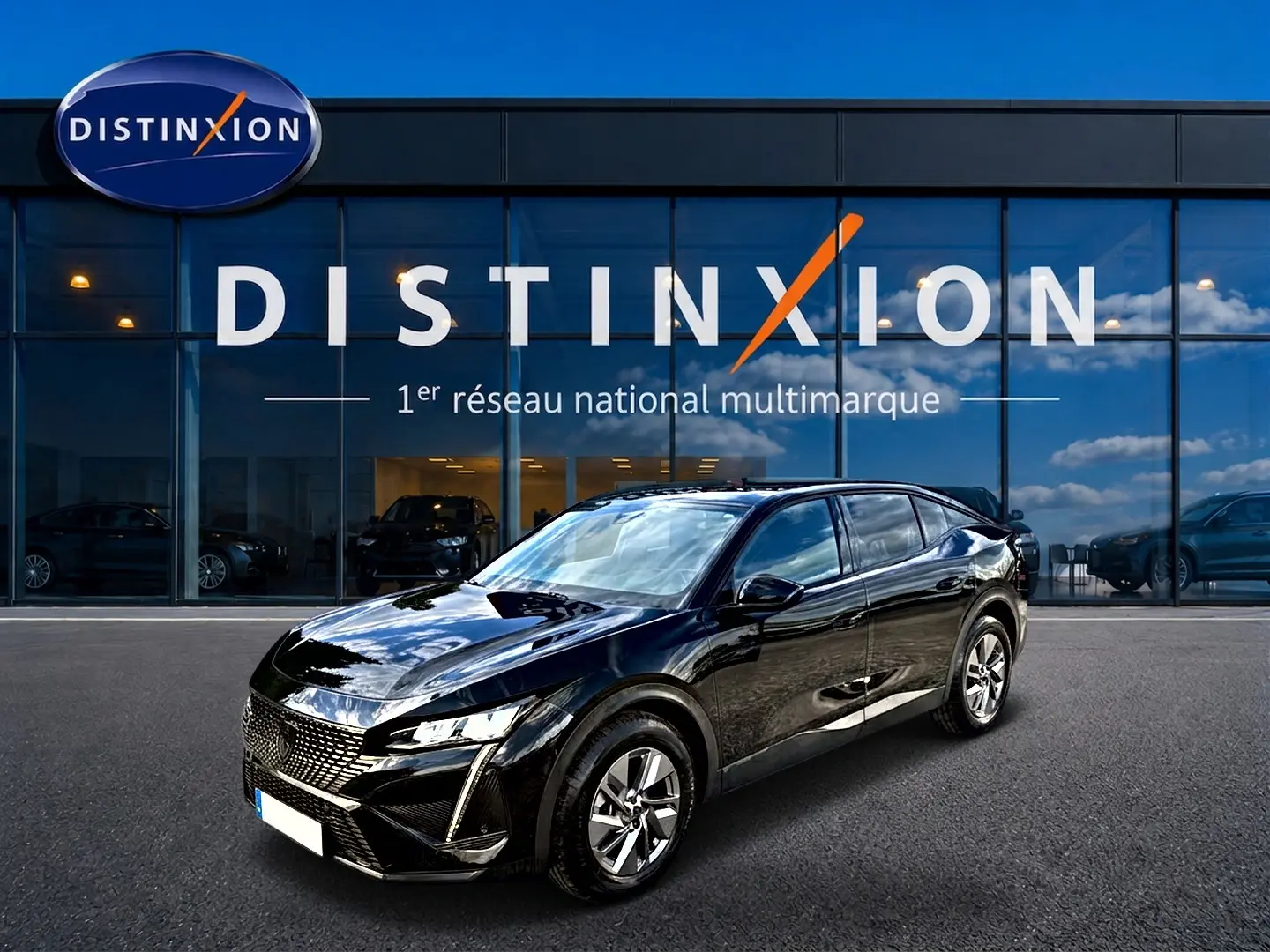 Peugeot 408 Hybrid 145 allure noir vue 3/4 avant droit, avec jantes alu et phares LED allumés.