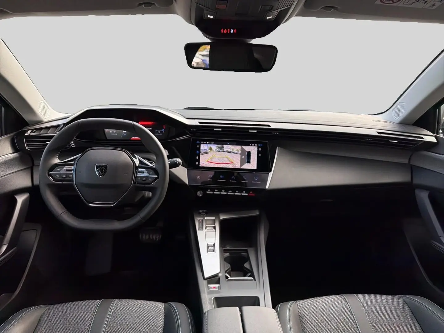 Vue intérieure avant du Peugeot 408 Hybrid 145 allure avec tableau de bord noir et écran tactile affichant la caméra de recul.