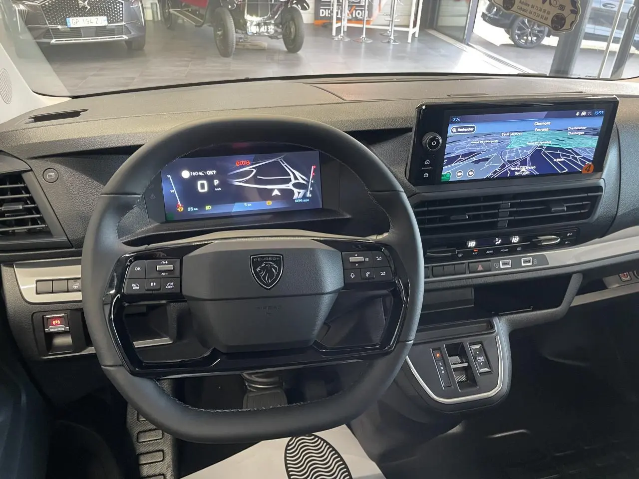 Vue intérieure du tableau de bord du Peugeot Expert Fourgon 2026, avec volant cuir et écran tactile 10 pouces.